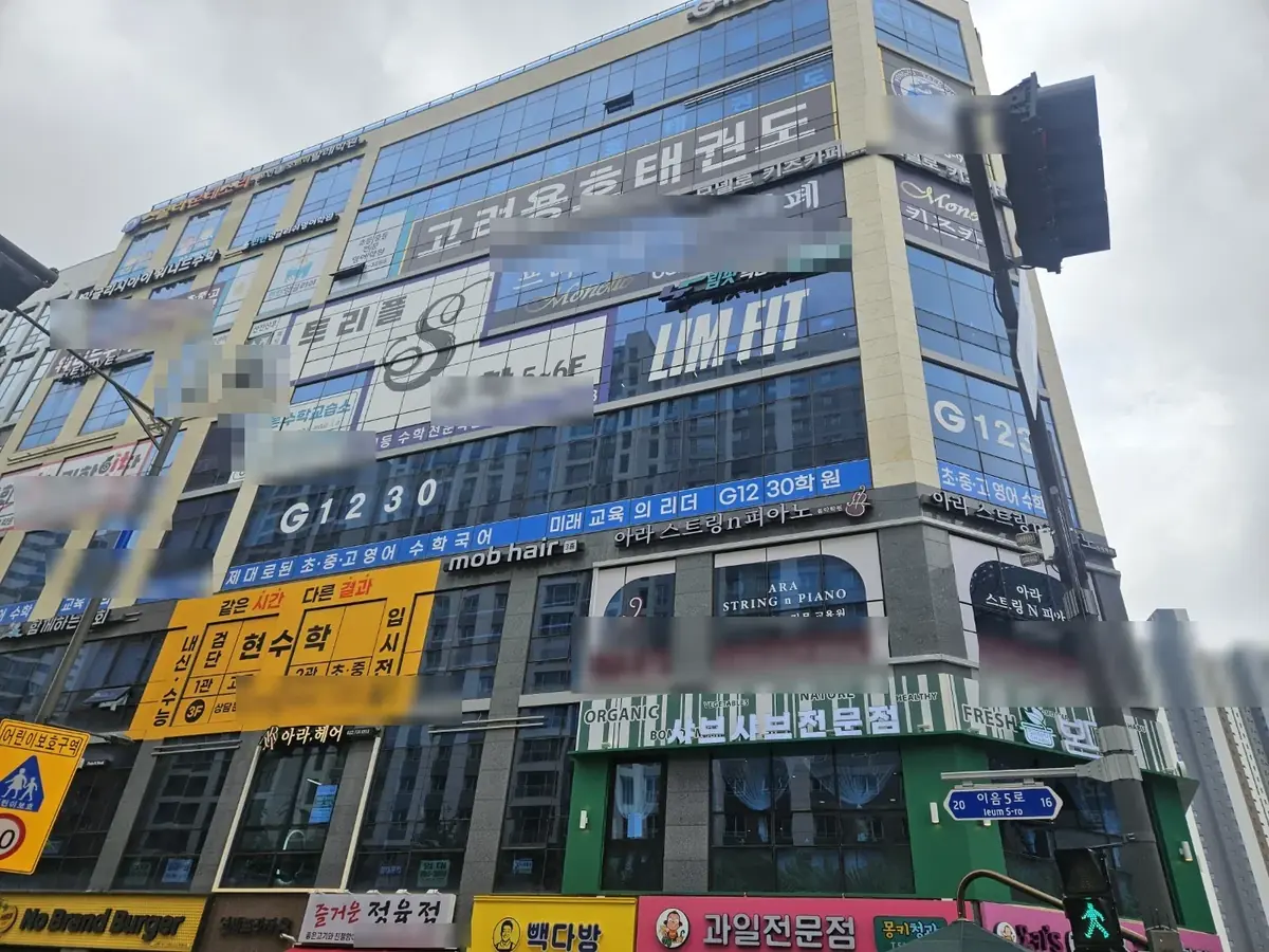 이음5로 사거리의 학원·상가 건물들, 검단신도시